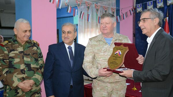 قائد القوات الروسية في سوريا يحتفل مع أيتام اللاذقية ويقدم لهم الألعاب - سبوتنيك عربي