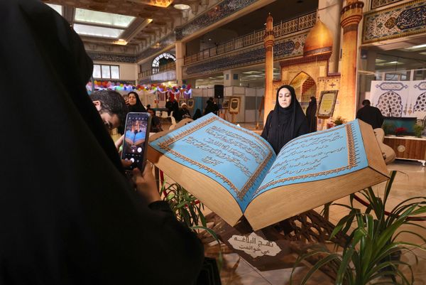 إيرانيون يزورون المعرض الدولي للقرآن الكريم في مسجد الإمام الخميني الكبير في طهران، في 11 أبريل 2023. - سبوتنيك عربي