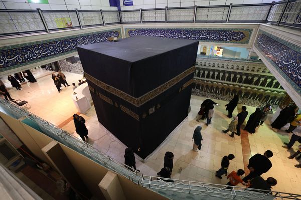 زوار يتجولون حول نموذج مصغر للكعبة، خلال المعرض الدولي للقرآن الكريم في مسجد الإمام الخميني الكبير في طهران، كجزء من فعاليات شهر رمضان، في 11 أبريل 2023. - سبوتنيك عربي