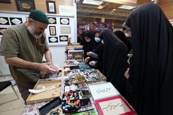 إيرانيون يزورون المعرض الدولي للقرآن الكريم في مسجد الإمام الخميني الكبير في طهران، في 11 أبريل 2023. - سبوتنيك عربي
