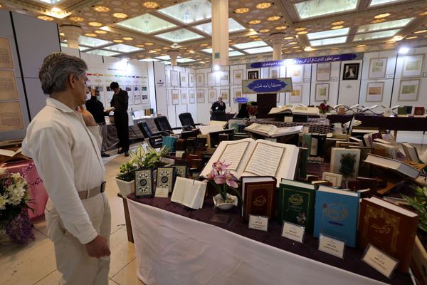 إيرانيون يزورون المعرض الدولي للقرآن الكريم في مسجد الإمام الخميني الكبير في طهران ، في 11 أبريل 2023. - سبوتنيك عربي