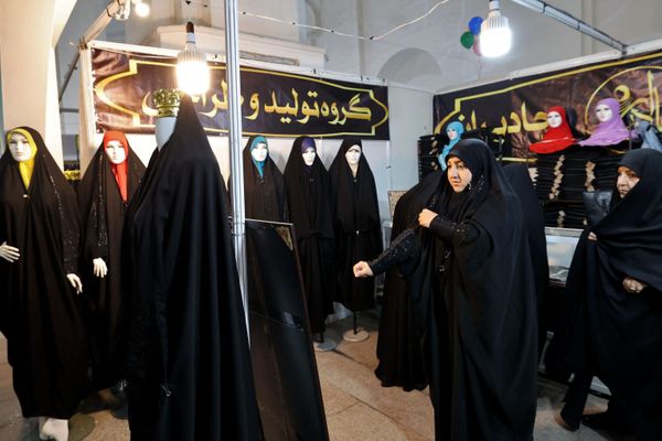 إيرانيون يزورون المعرض الدولي للقرآن الكريم في مسجد الإمام الخميني الكبير في طهران، في 11 أبريل 2023. - سبوتنيك عربي