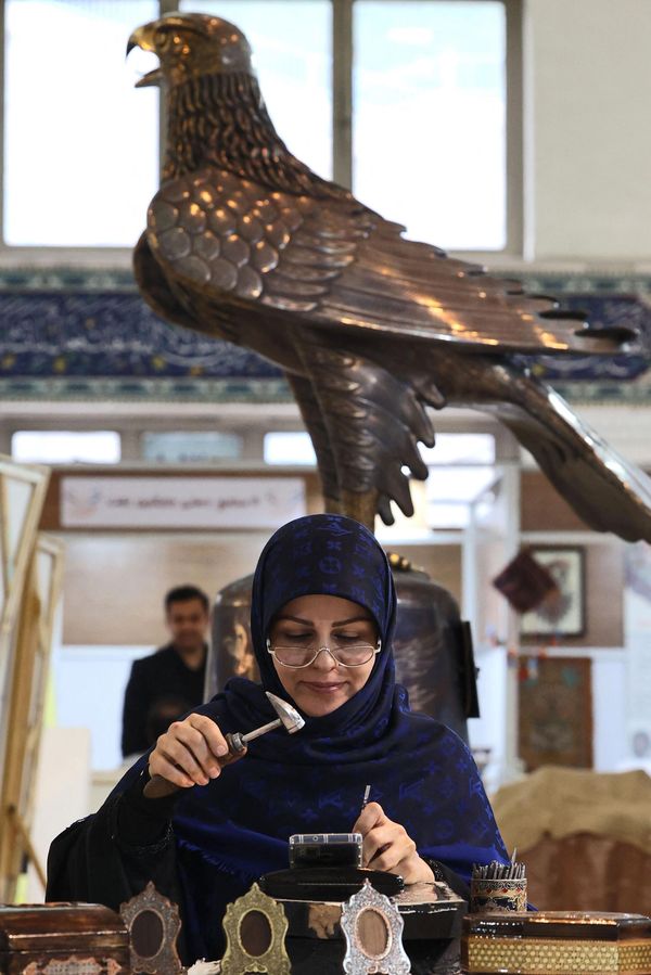 نحاتة إيرانية تعمل في المعرض الدولي للقرآن الكريم في مسجد الإمام الخميني الكبير في طهران، في 11 أبريل 2023 .  - سبوتنيك عربي