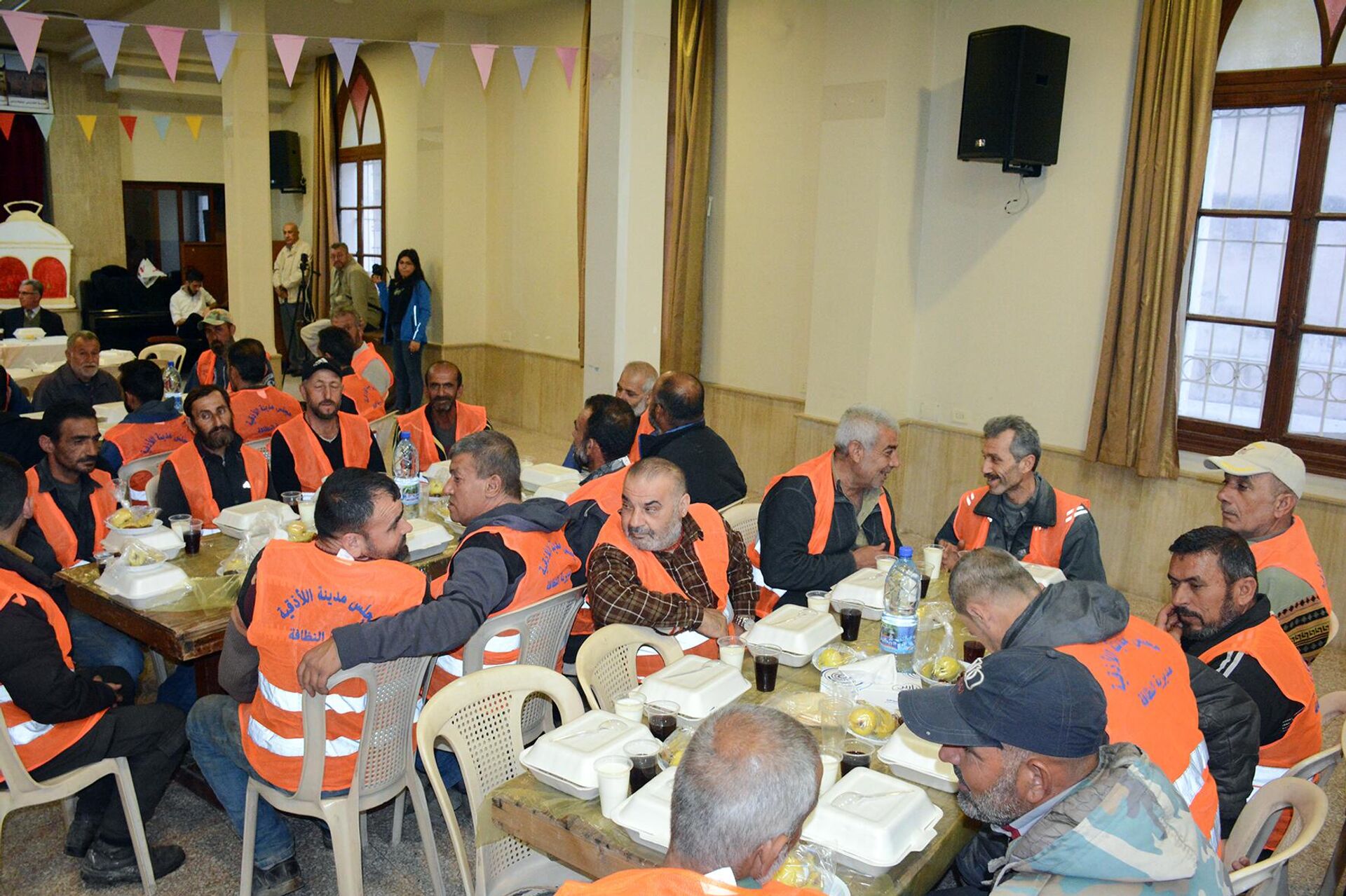 كنيسة تقيم مأدبة إفطار رمضاني لعمال الخدمة العامة في اللاذقية
 - سبوتنيك عربي, 1920, 13.04.2023