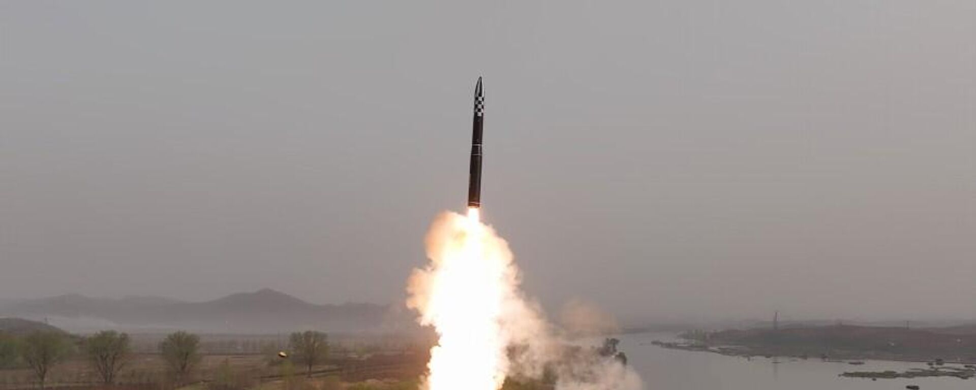  كوريا الشمالية تعلن أنها اختبرت صاروخًا بالستيًا جديدًا عابرًا للقارات يعمل بالوقود الصلب هواسونغ -18 - سبوتنيك عربي, 1920, 12.07.2023