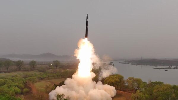 كوريا الشمالية تعلن أنها اختبرت صاروخًا بالستيًا جديدًا عابرًا للقارات يعمل بالوقود الصلب هواسونغ -18 - سبوتنيك عربي
