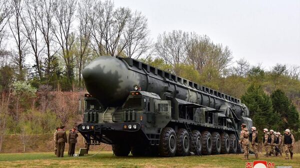  كوريا الشمالية تعلن أنها اختبرت صاروخًا بالستيًا جديدًا عابرًا للقارات يعمل بالوقود الصلب هواسونغ -18 - سبوتنيك عربي