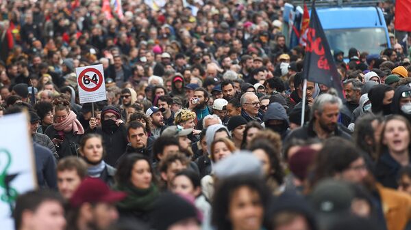 مئات الأشخاص يتظاهرون في باريس احتجاجا على مصادقة المجلس الدستوري على قانون إصلاح نظام التقاعد في فرنسا، 14 نيسان/ أبريل 2023  - سبوتنيك عربي
