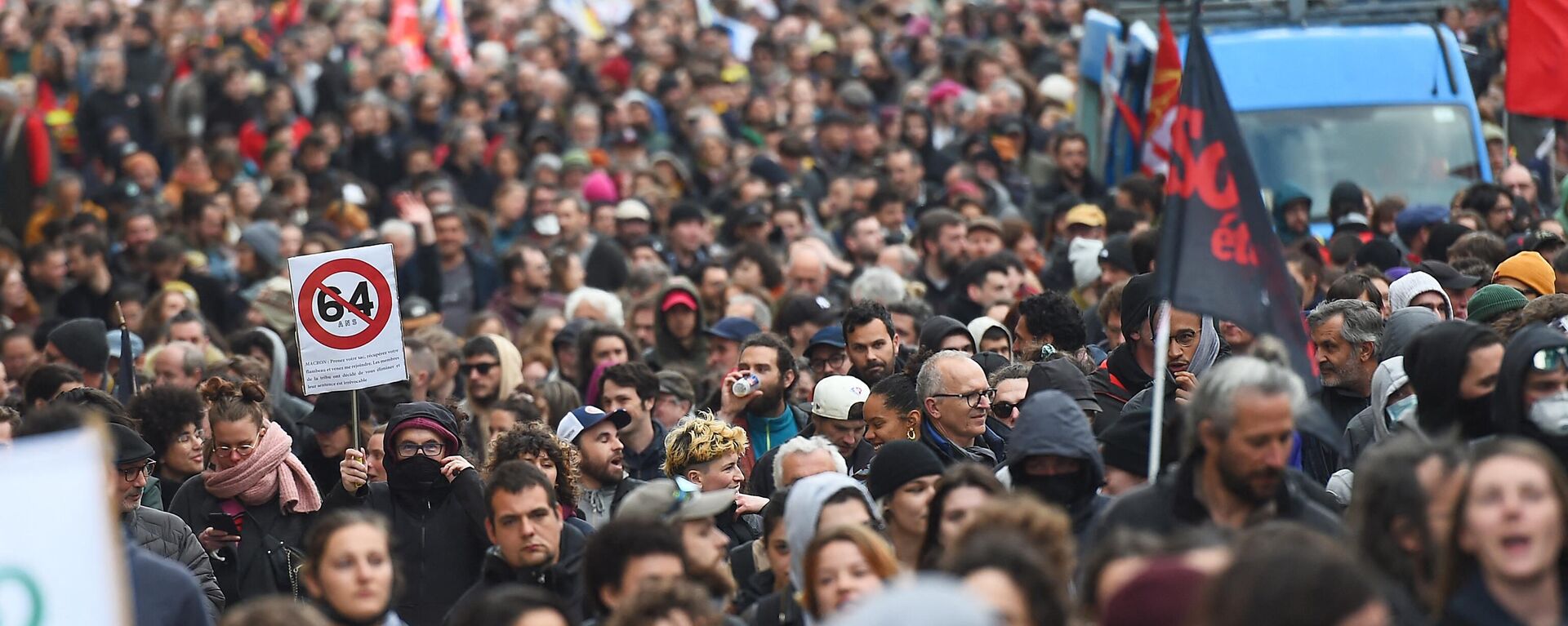 مئات الأشخاص يتظاهرون في باريس احتجاجا على مصادقة المجلس الدستوري على قانون إصلاح نظام التقاعد في فرنسا، 14 نيسان/ أبريل 2023  - سبوتنيك عربي, 1920, 14.04.2023