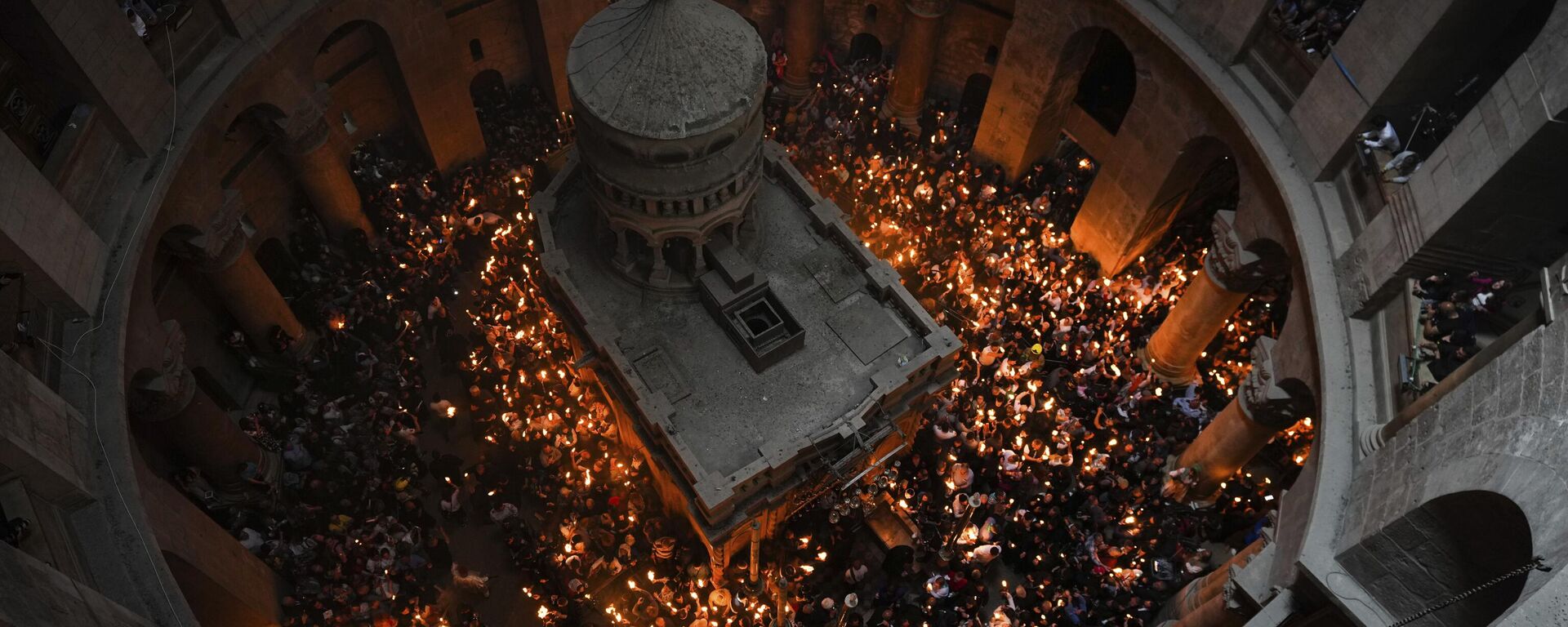  احتفال النار المقدسة في كنيسة القيامة في البلدة القديمة بالقدس في 15 أبريل 2023 عشية عيد الفصح الأحد. - سبوتنيك عربي, 1920, 18.04.2025