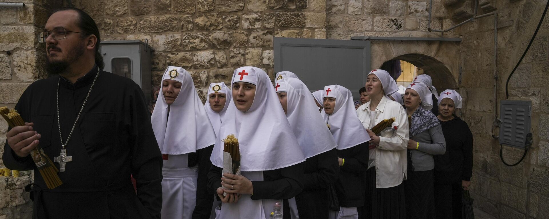  احتفال النار المقدسة في كنيسة القيامة في البلدة القديمة بالقدس في 15 أبريل 2023 عشية عيد الفصح الأحد. - سبوتنيك عربي, 1920, 19.04.2025