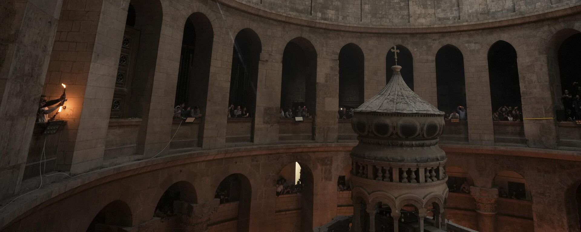  احتفال النار المقدسة في كنيسة القيامة في البلدة القديمة بالقدس في 15 أبريل 2023 عشية عيد الفصح الأحد. - سبوتنيك عربي, 1920, 18.04.2025