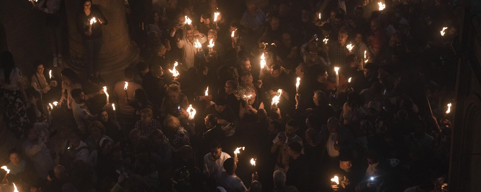  احتفال النار المقدسة في كنيسة القيامة في البلدة القديمة بالقدس في 15 أبريل 2023 عشية عيد الفصح الأحد. - سبوتنيك عربي, 1920, 18.04.2025