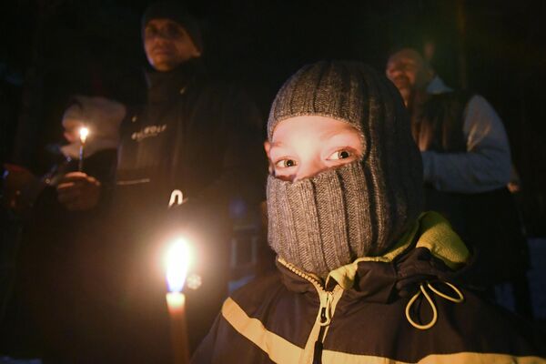 أبناء الرعية خلال قداس عيد الفصح الليلي بالقرب من الكنيسة الأرثوذكسية لأيقونة الأبالق لوالدة الإله العلامة في ديفنوغورسك. - سبوتنيك عربي