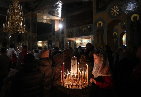 المؤمنون في قداس عيد الفصح الاحتفالي في كاتدرائية الصعود في نوفوسيبيرسك. - سبوتنيك عربي