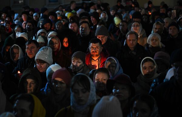 المؤمنون في قداس عيد الفصح الاحتفالي في كاتدرائية الصعود في نوفوسيبيرسك. - سبوتنيك عربي