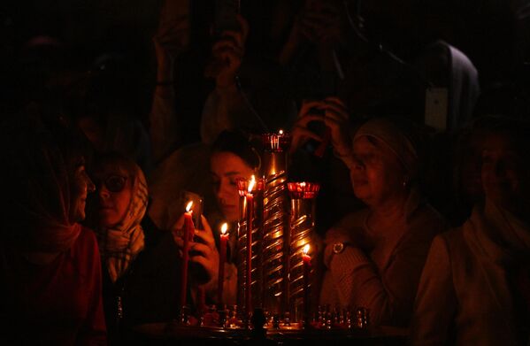 أبناء الرعية في كاتدرائية المسيح المخلص في قداس عيد الفصح. - سبوتنيك عربي