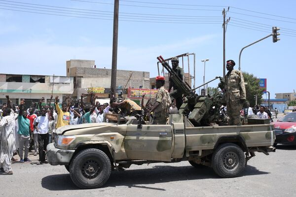 سودانيون يستقبلون جنود الجيش الموالي لقائد الجيش عبد الفتاح البرهان في مدينة بورتسودان المطلة على البحر الأحمر في 16 أبريل / نيسان 2023. - سبوتنيك عربي