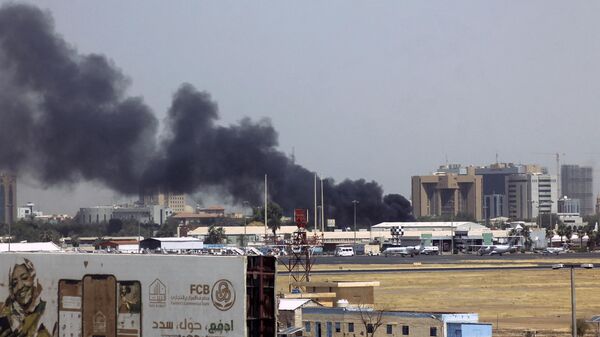 دخان كثيف يتصاعد فوق المباني المجاورة لمطار الخرطوم في 15 أبريل 2023، وسط اشتباكات في العاصمة السودانية.  - سبوتنيك عربي