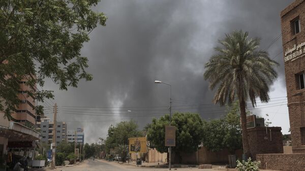 الدخان يتصاعد في الخرطوم ، السودان ، 15 أبريل 2023.  - سبوتنيك عربي