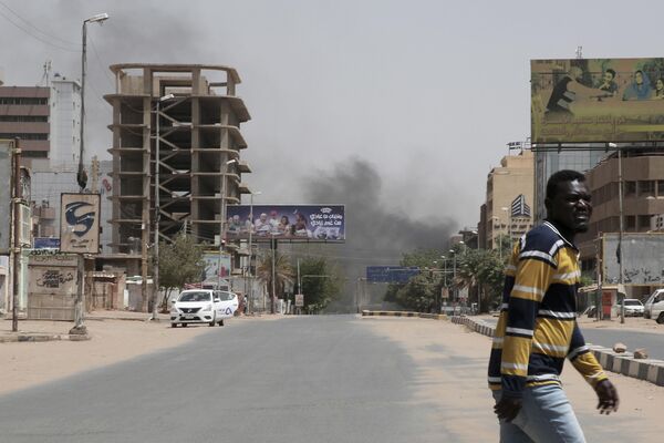 شوهد الدخان يتصاعد من حي في الخرطوم ، السودان ، 15 أبريل 2023. - سبوتنيك عربي