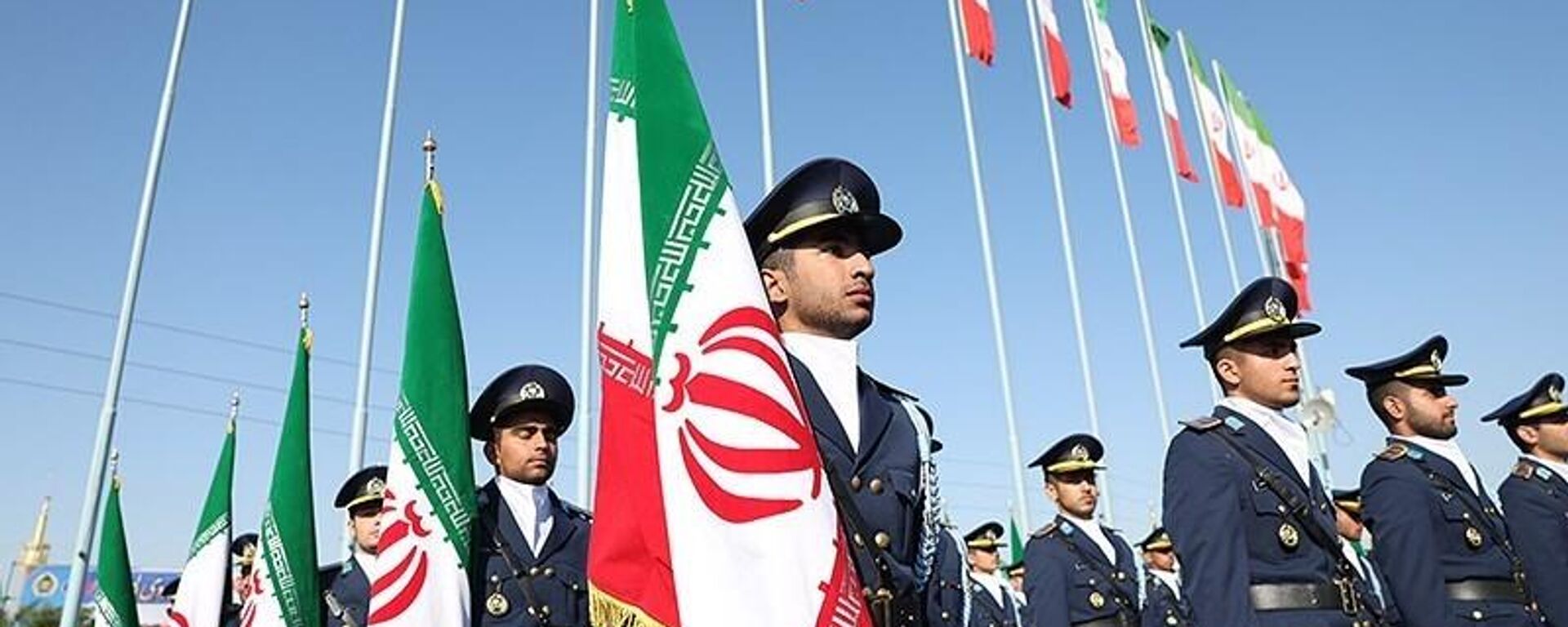 العرض العسكري بمناسبة يوم جيش الجمهورية الإسلامية الإيرانية  بحضور الرئيس وقادة الجيش في طهران، إيران - سبوتنيك عربي, 1920, 14.01.2026