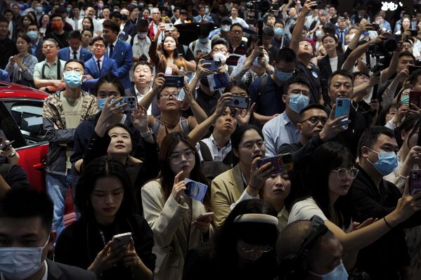 يصور الحاضرون نماذج سيارات BMW الكهربائية الرئيسية الجديدة بعد الكشف عنها في اليوم الصحفي من معرض شنغهاي الدولي للسيارات في المركز الوطني للمعارض والمؤتمرات في شنغهاي، الصين، 18 أبريل 2023. - سبوتنيك عربي