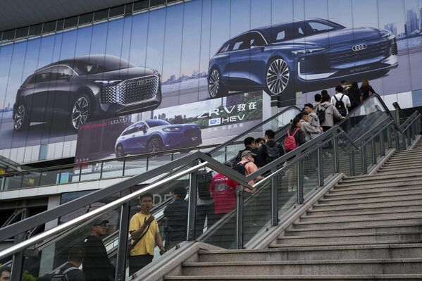 الناس يمرون إعلانًا لمعرض شنغهاي الدولي للسيارات 2023 في المركز الوطني للمعارض والمؤتمرات في شنغهاي، الصين، 18 أبريل 2023. - سبوتنيك عربي