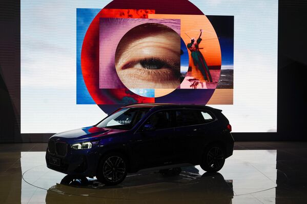 تم الكشف عن سيارة BMW iX1، سيارة الدفع الرباعي الكهربائية الجديدة الرائدة في اليوم الصحفي لمعرض شنغهاي الدولي للسيارات 2023 في المركز الوطني للمعارض والمؤتمرات في شنغهاي، الصين، 18 أبريل 2023. - سبوتنيك عربي