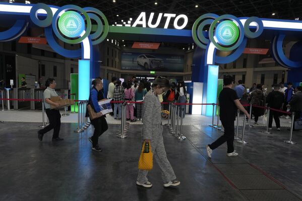 يصل الحاضرون إلى المركز الوطني للمعارض والمؤتمرات حيث سيعقد معرض شنغهاي الدولي للسيارات 2023 في شنغهاي، 17 أبريل 2023. - سبوتنيك عربي