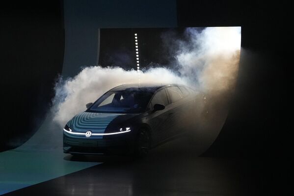 نموذج لسيارة "فولكس فاغن" يظهر على خشبة المسرح عشية معرض شنغهاي الدولي للسيارات 2023 في شنغهاي، الصين، 17 أبريل 2023. - سبوتنيك عربي