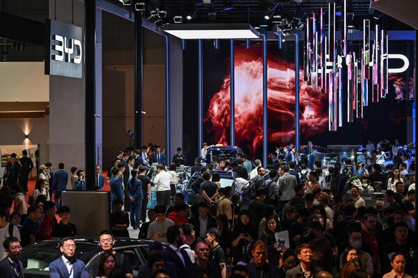 ينظر الناس حول معرض شنغهاي الدولي بنسخته العشرين لصناعة السيارات في شنغهاي، في 18 أبريل 2023. - سبوتنيك عربي