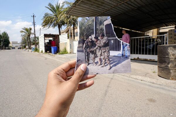 صورة لجنود في الجيش العراقي يساعدون زميلًا مصابًا بعد لحظات من هجوم انتحاري خلال احتفال بمناسبة يوم الجيش العراقي في حي الكرادة وسط بغداد يوم 6 يناير 2008، في نفس الموقع يوم 21 مارس 2023. قتل ثمانية أشخاص على الأقل في الانفجار. علي أحمد، وهو مدني يقف في الجزء الخلفي من كلتا الصورتين، كاد أن يقتل وهو بقي في الداخل يصلح مولداً كهربائياً في ذلك اليوم.   - سبوتنيك عربي