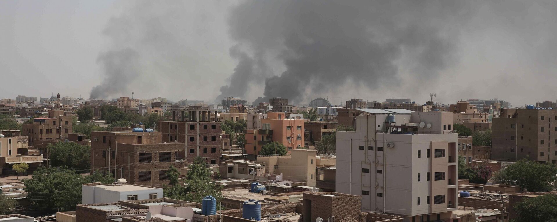 دخان يتصاعد من حي وسط الخرطوم، السودان  16 أبريل 2023 - سبوتنيك عربي, 1920, 19.04.2023