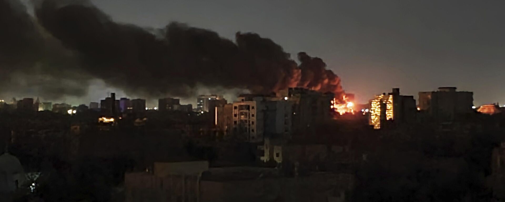 دخان يتصاعد في الأفق مع اشتعال حريق بعد إضراب في الخرطوم ، السودان ، 16 أبريل 2023. - سبوتنيك عربي, 1920, 24.04.2023