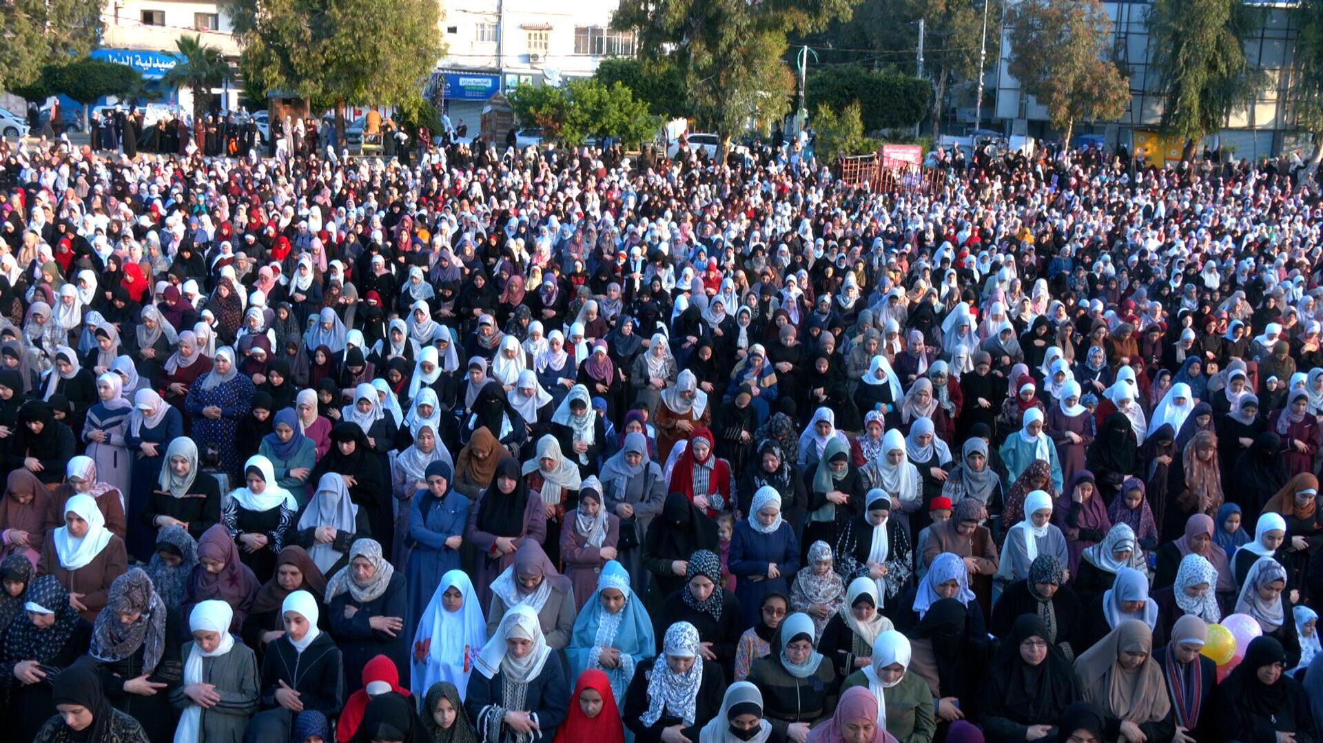 مواطنو غزة يؤدون صلاة عيد الفطر في العراء والساحات العامة  - سبوتنيك عربي, 1920, 21.04.2023