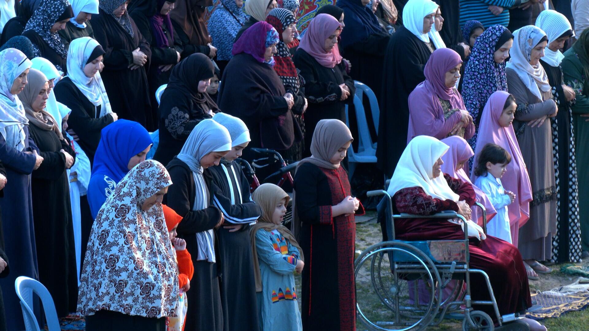 مواطنو غزة يؤدون صلاة عيد الفطر في العراء والساحات العامة  - سبوتنيك عربي, 1920, 21.04.2023