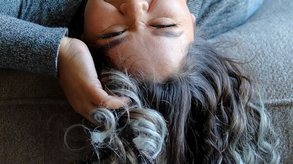 فتاة تعاني من شيب في الشعر على سن مبكرة  - سبوتنيك عربي