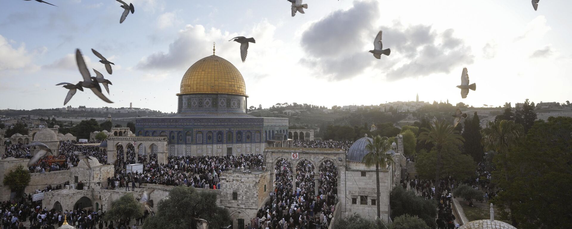 فلسطينيون يحضرون احتفالات عيد الفطر عند قبة الصخرة في ساحة المسجد الأقصى في البلدة القديمة بالقدس، 21 أبريل 2023. - سبوتنيك عربي, 1920, 22.08.2023