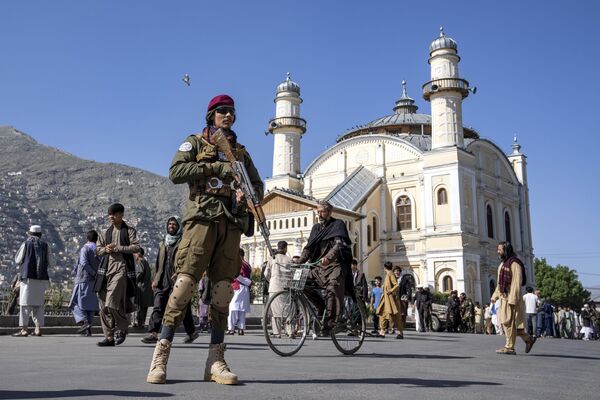 مقاتل من طالبان أثناء خدمة الحراسة بينما يحضر الأفغان صلاة عيد الفطر في كابول  أفغانستان 21 أبريل 2023 - سبوتنيك عربي