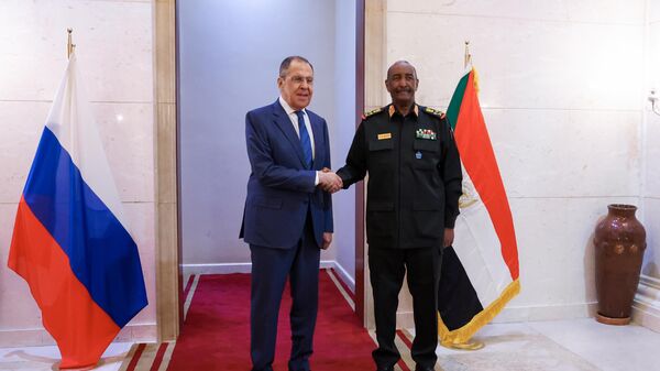 وزير الخارجية الروسي سيرغي لافروف مع قائد الجيش السوداني عبد الفتاح البرهان
 - سبوتنيك عربي