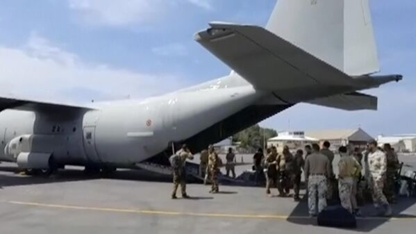 في هذه الصورة من مقطع فيديو قدمته وزارة الدفاع الإيطالية، يستعد العسكريون لإجلاء الأشخاص من مطار الخرطوم، السودان، 23 أبريل 2023. - سبوتنيك عربي