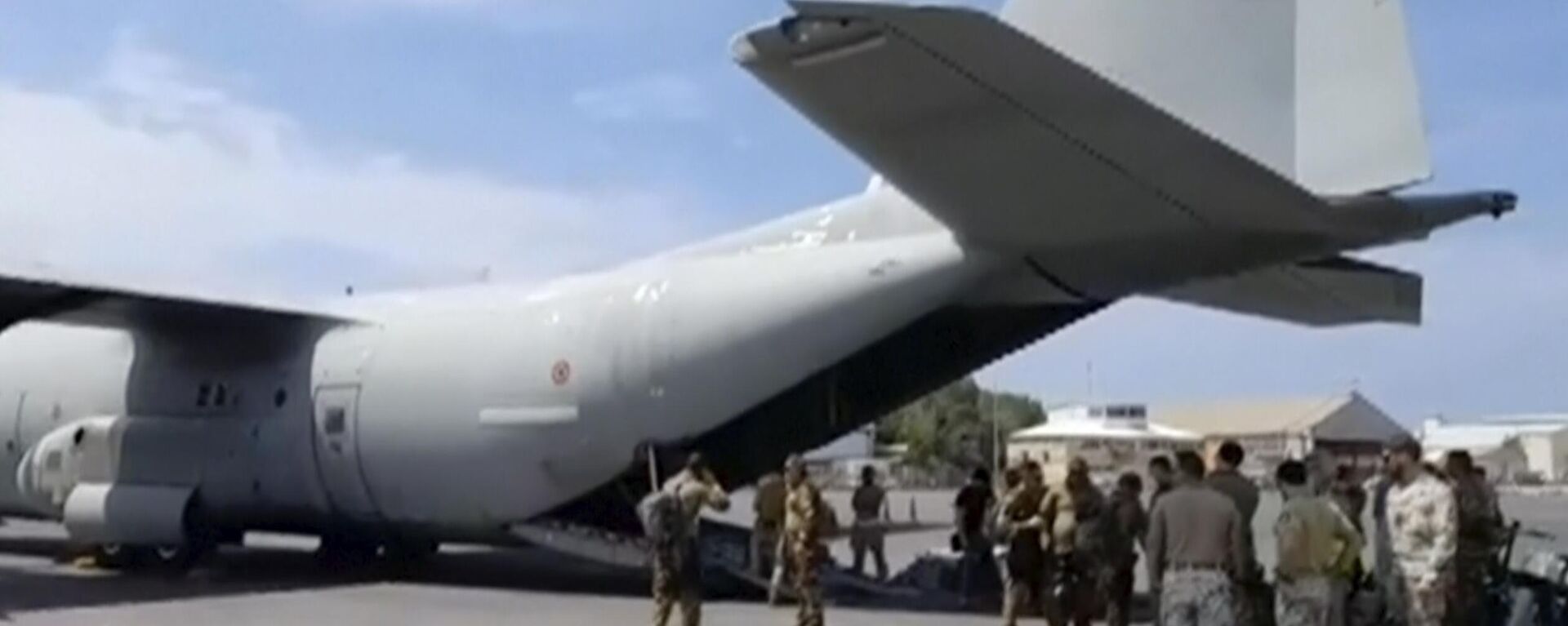 في هذه الصورة من مقطع فيديو قدمته وزارة الدفاع الإيطالية ، يستعد العسكريون لإجلاء الأشخاص من مطار الخرطوم ، السودان ، 23 أبريل 2023.  - سبوتنيك عربي, 1920, 29.04.2023