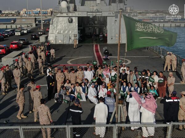 جانب من عملية الإجلاء التي نفذتها القوات البحرية لمواطنين سعوديين وعدد من رعايا الدول الشقيقة والصديقة من السودان إلى المملكة.
 - سبوتنيك عربي