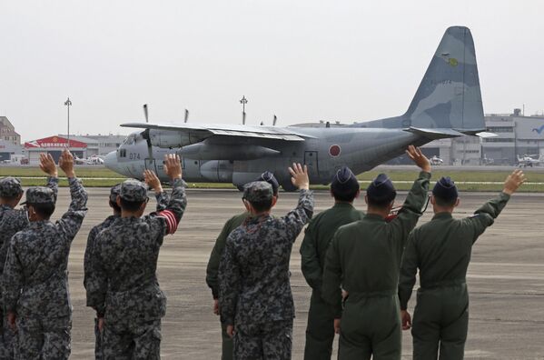 طائرة نقل تابعة لقوات الدفاع الذاتي الجوية اليابانية من طراز C-130 تغادر إلى جيبوتي استعدادًا لإجلاء الرعايا اليابانيين من السودان، في قاعدة كوماكي الجوية في محافظة آيتشي في 21 أبريل 2023. - سبوتنيك عربي