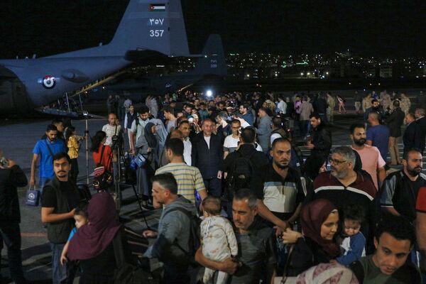 الأشخاص الذين تم إجلاؤهم من السودان يصلون إلى مطار عسكري في عمان في 24 أبريل 2023. - سبوتنيك عربي