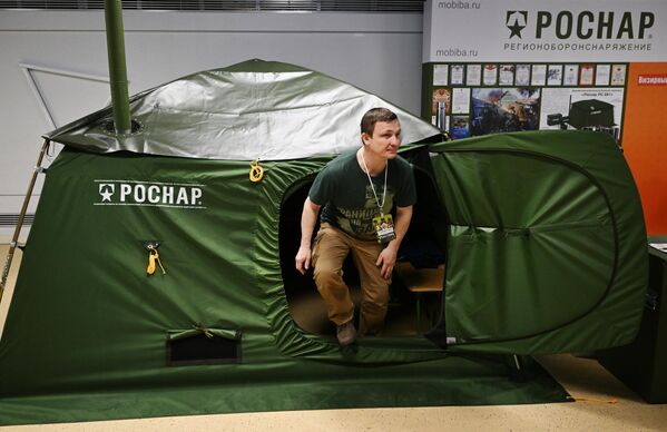 الخيمة العسكرية "روسنار" مع موقد مناسبة لجميع المواسم،  في المعرض المتخصص الثاني "إكيبيروفكا" في إحدى أجنحة  الحديقة العامة "في دي إن خا". - سبوتنيك عربي
