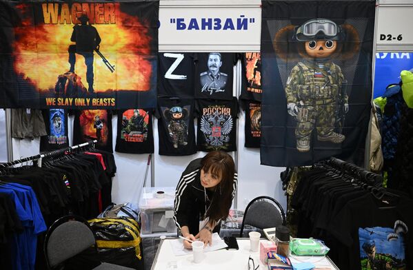 تاجر في خيمة رقم 2، في المعرض المتخصص الثاني "إكيبيروفكا" في إحدى أجنحة  الحديقة العامة "في دي إن خا". - سبوتنيك عربي