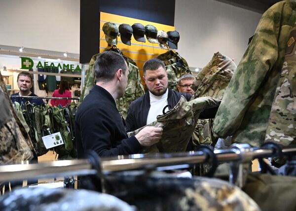 زوار يتفقدون المعدات العسكرية في المعرض المتخصص الثاني "إكيبيروفكا" في إحدى أجنحة  الحديقة العامة "في دي إن خا". - سبوتنيك عربي