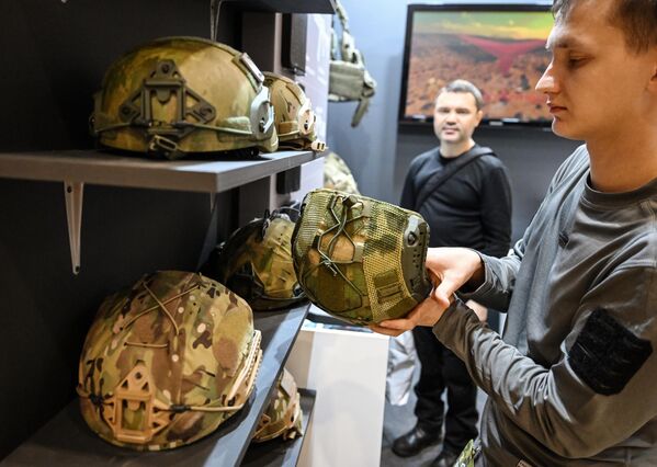 زائر ينظر إلى الخوذ في المعرض المتخصص الثاني "إكيبيروفكا" في إحدى أجنحة  الحديقة العامة "في دي إن خا". - سبوتنيك عربي